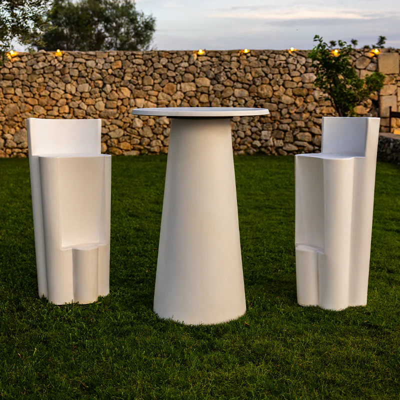 tavolo-alto-per-esterni-ed-interni-in-polietilene-con-sgabelli-bach