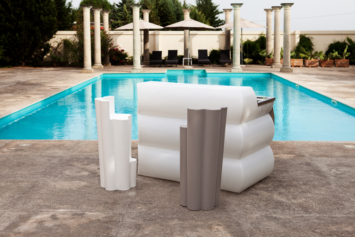 bancone-reception-clipper-sgabelli-esterno