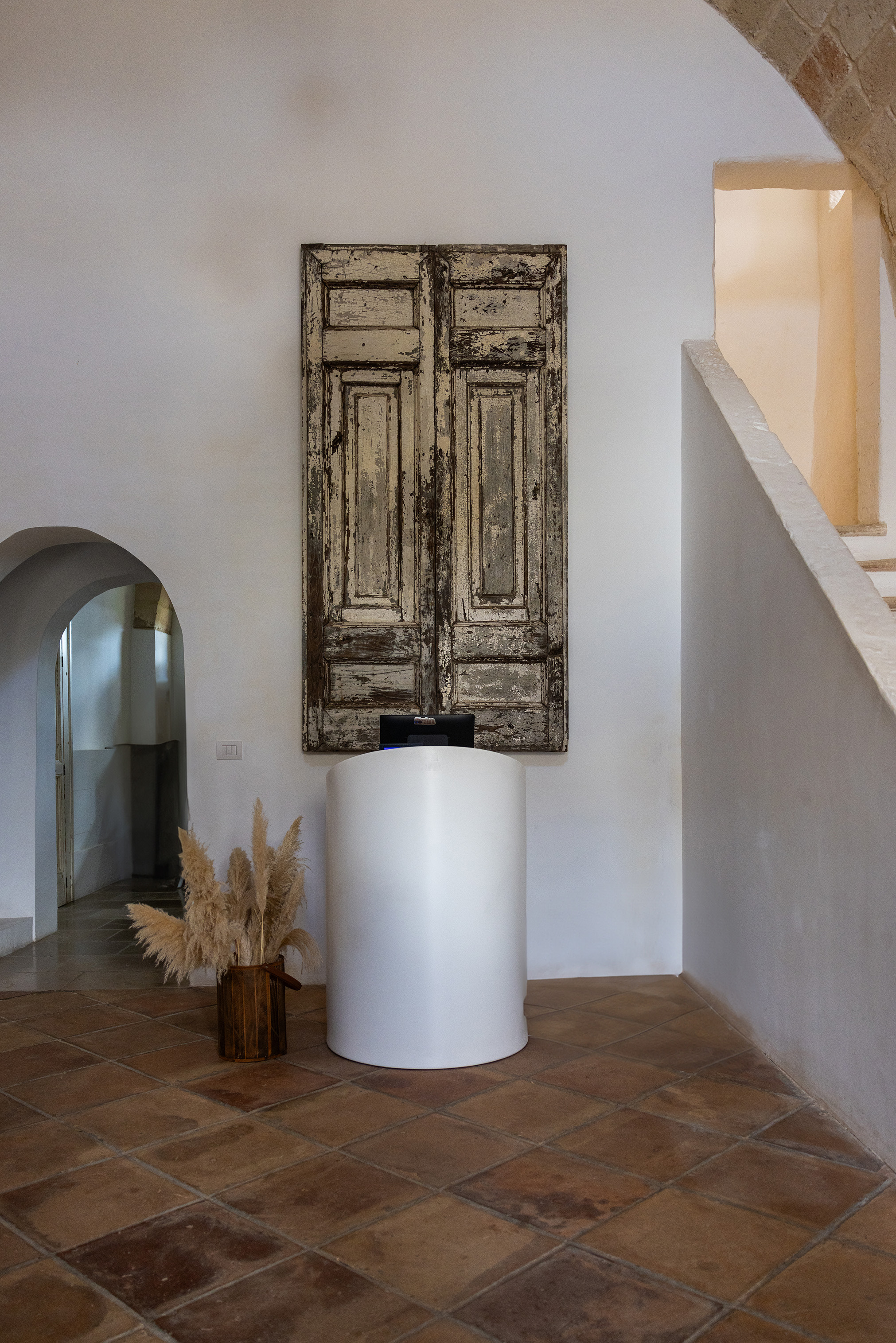 bancone-reception-speaker-interni